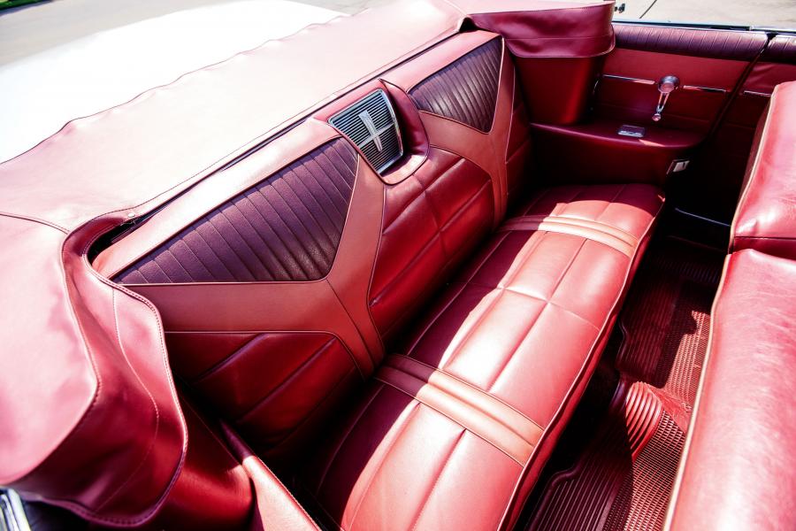 Интерьер Oldsmobile Super 88 Convertible (3567) 1961 года  (фото 7 из 17)